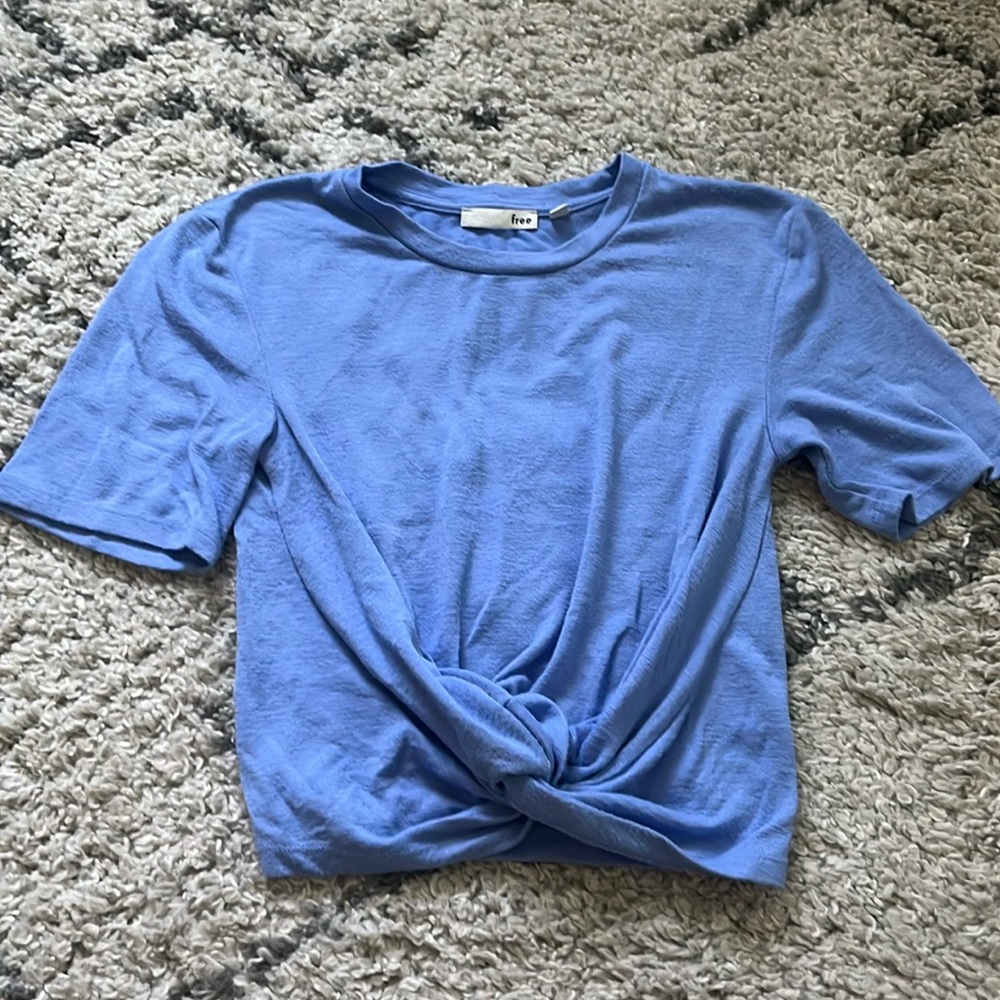 Wilfred Free Knot Front Crop Tee in Baby Blue - Size Small.